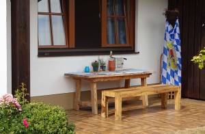 Freisitz Holztisch massiv Sitzbank Bayernflagge