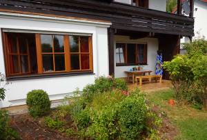 Garten Wohnzimmerfenster Terrasse überdacht von Balkon Rasen Blumenbeet