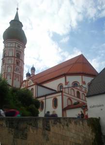 Kloster Andechs Kirchturm Kirche Klosterladen Mauer