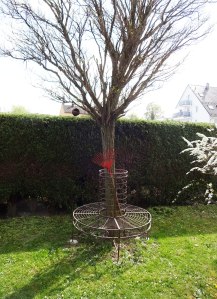 Baum mit runder Sitzbank Eisen